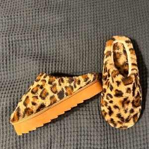 Platform cheetah house slippers